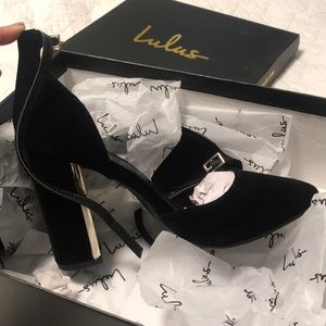 Lulus black velvet pump heels w gold detail